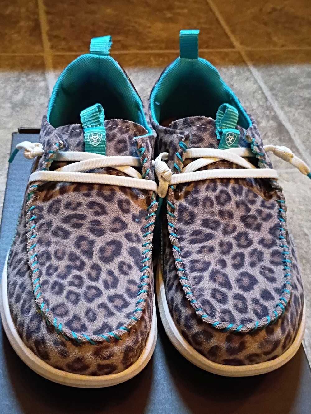 ARIAT Women's Leopard Print Moccasins NWT Shoes W/Teal Trim Size 6.5 - Picture 6 of 15